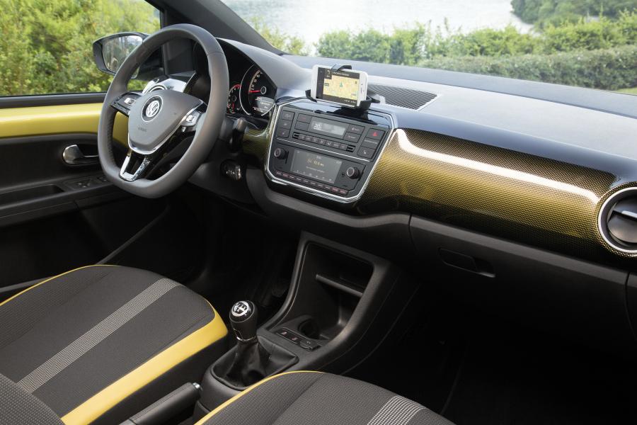 Интерьер Volkswagen up! 3-Door 2016 года  (фото 4 из 25)
